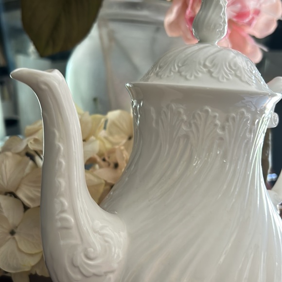 Crown Staffordshire Surrey Collection Teapot, Sugar Pot & Creamer. 3 Piece Set - Picture 10 of 13